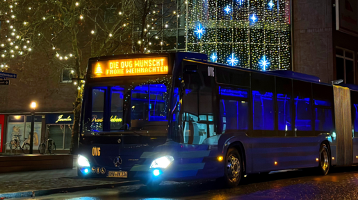 Ein OVG-Bus steht vor dem weihnachtlich erleuchteten "Ziel" in Hennigsdorf.